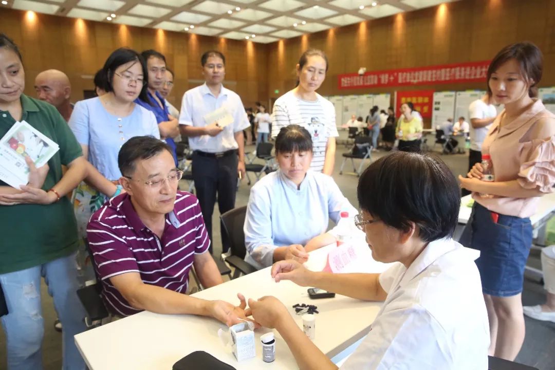 【主题学习实践活动】惠南医联体党建联盟:开展迎国庆系列“医疗服务进企业”健康咨询活动